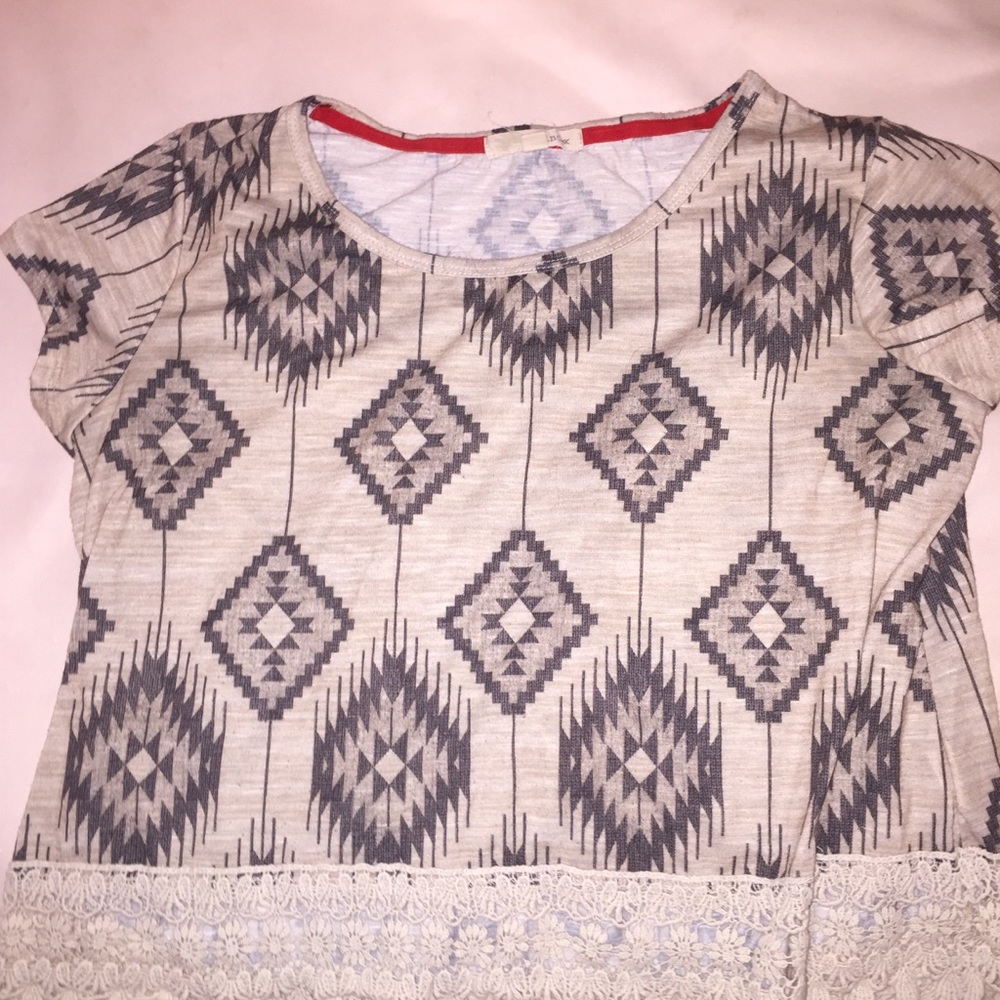 Semi-crop t shirt geographic design